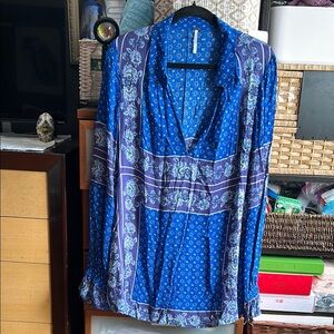 Free People Blue Long Sleeve Graphic Blouse size large